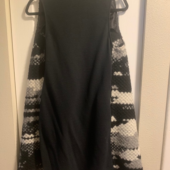 Guest Editor Long Black and White Vest - Picture 2 of 2